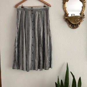 Button front skirt- Universal Thread